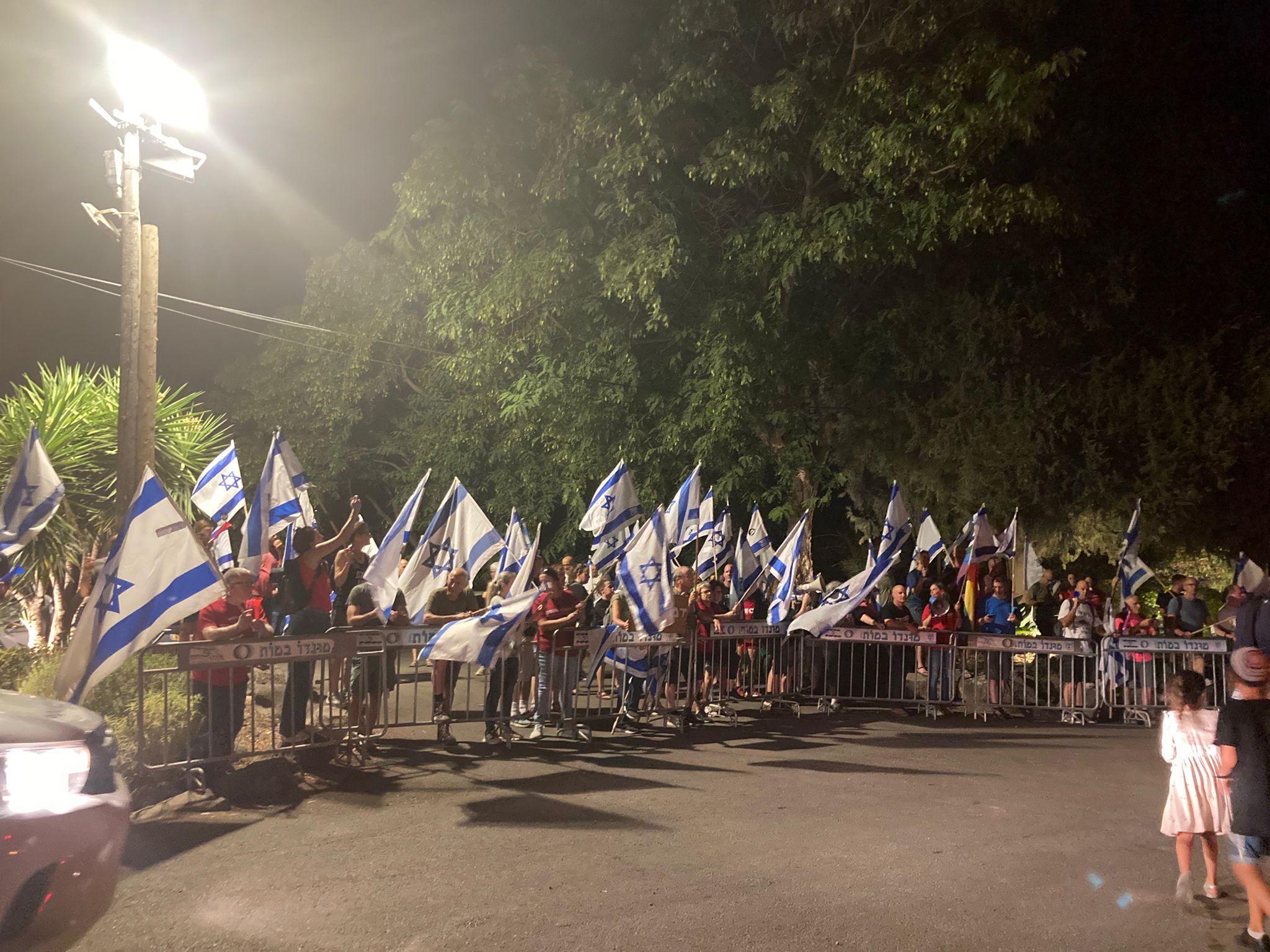 שוב: מפגינים מול הכפר שבו נתניהו נופש