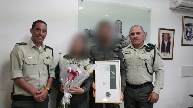 הקצין עם התעודה