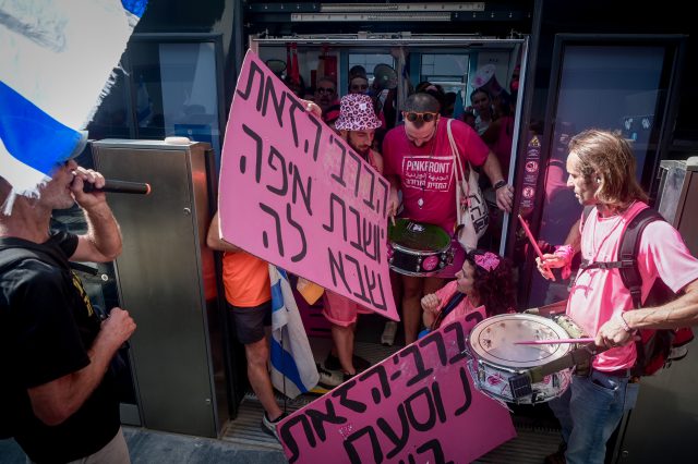 "מכשיר לכפייה דתית": מפגינים אזקו עצמם ברכבת