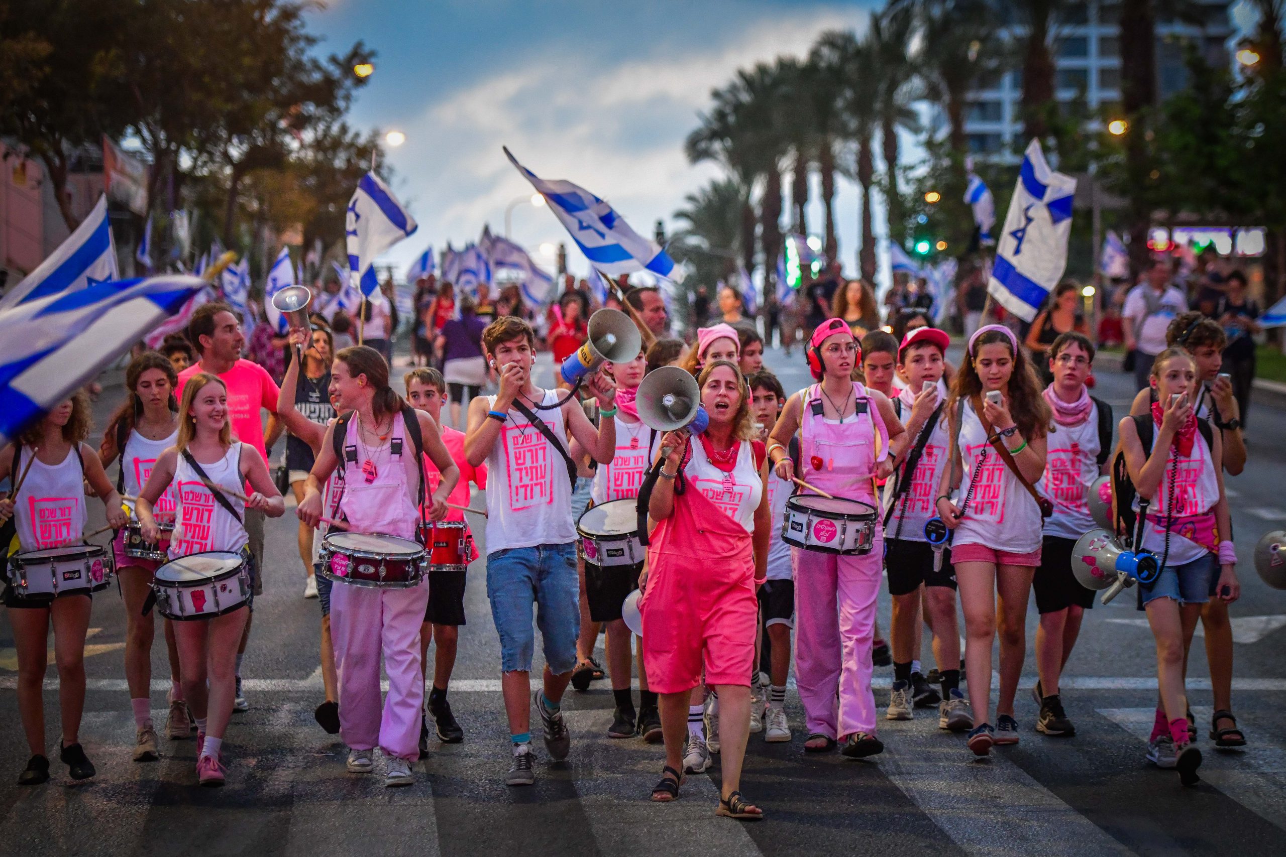 מפגינים עם לפידים חסמו את איילון צפון