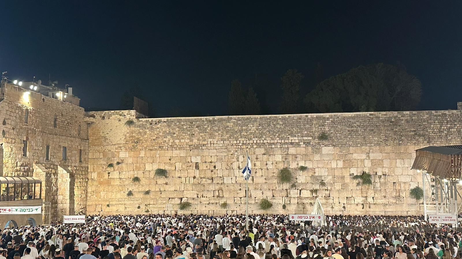 כמדי שנה: אלפי מתפללים במעמד הסליחות בכותל
