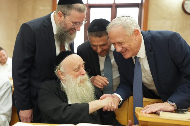 גנץ קורץ לחרדים: הגיע לבני ברק לפתיחת זמן אלול