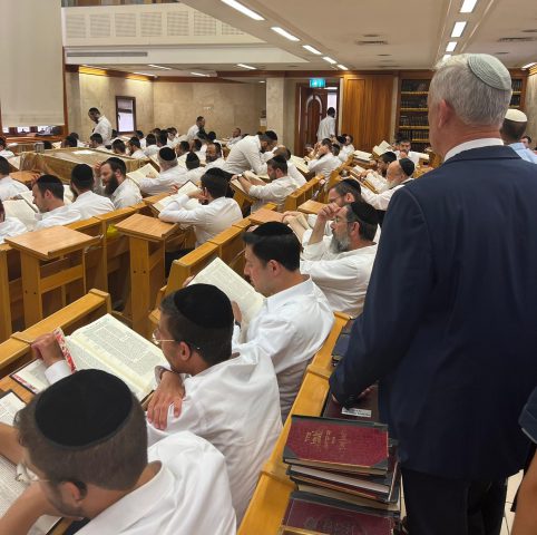 גנץ קורץ לחרדים: הגיע לבני ברק לפתיחת זמן אלול