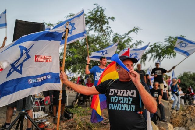 ההפגנה מול נתניהו במושב רמות (מיכאל גלעדי/פלאש90)