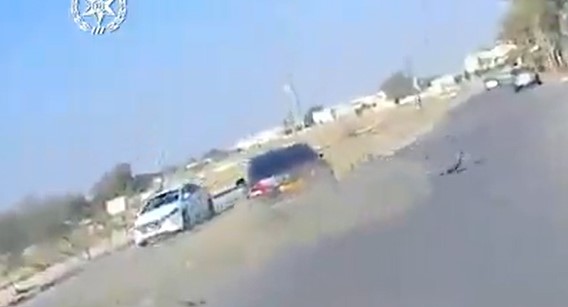 מרדף דרמטי: הרכב התפרק; החשוד נטש וברח רגלית.צפו