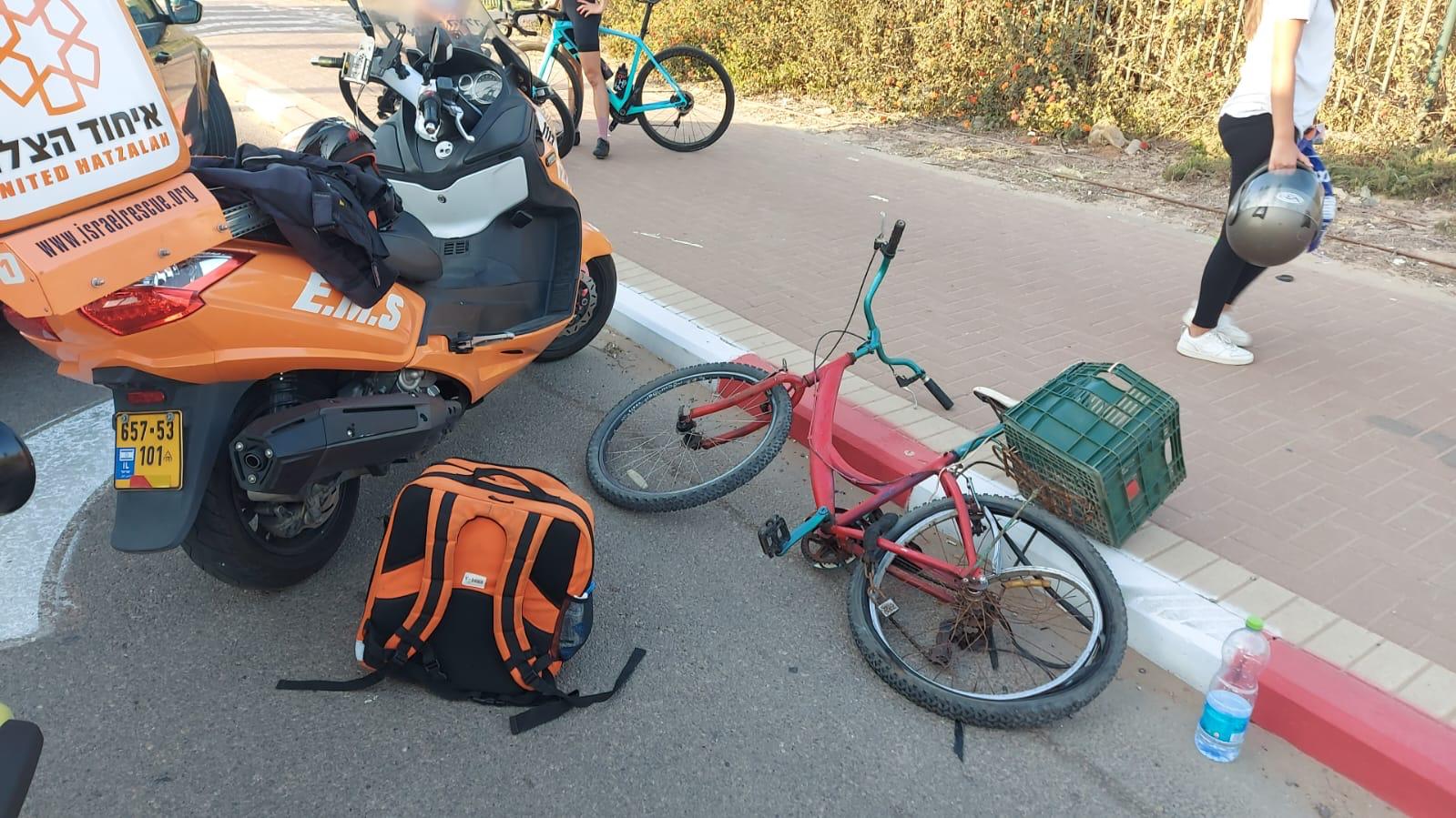 רוכב אופניים נפגע מרכב בנתניה, מצבו קשה