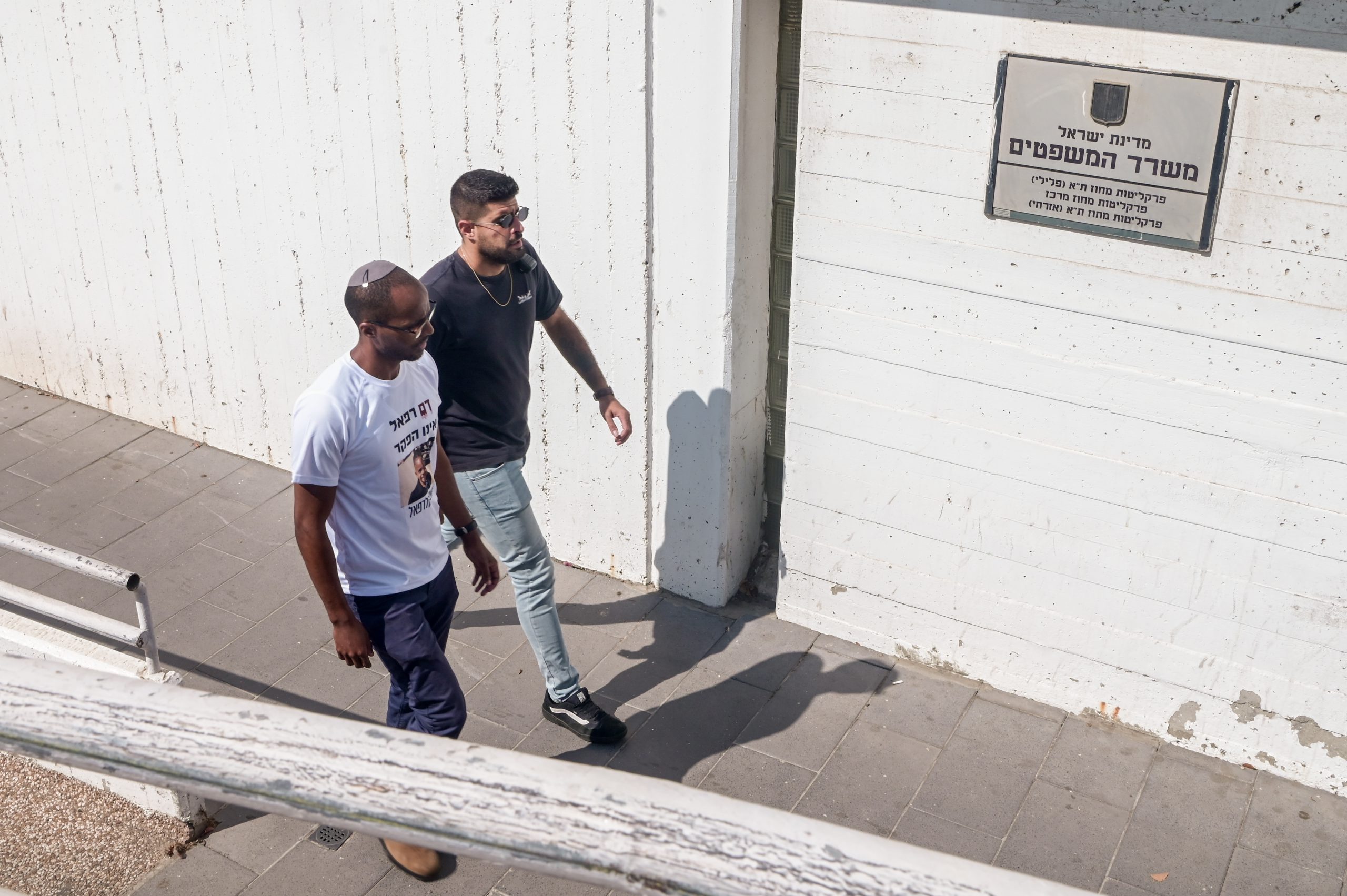 משפחת אדנה בביקורת: "האמת לא נר לרגליה"