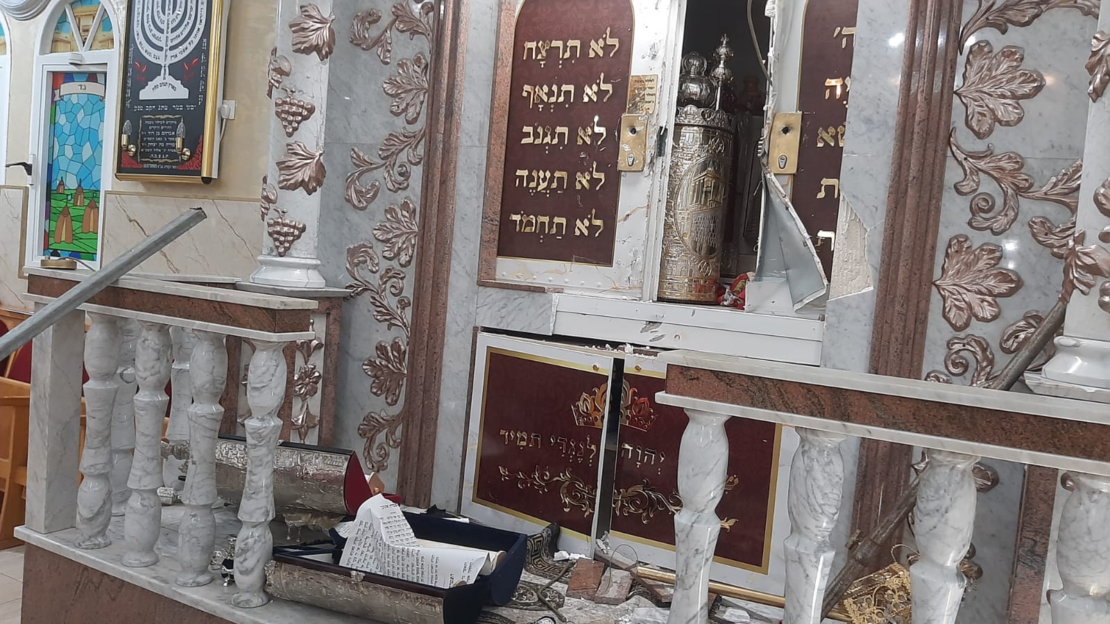 חשד: פרצו לבתי כנסת והשחיתו ספרי תורה