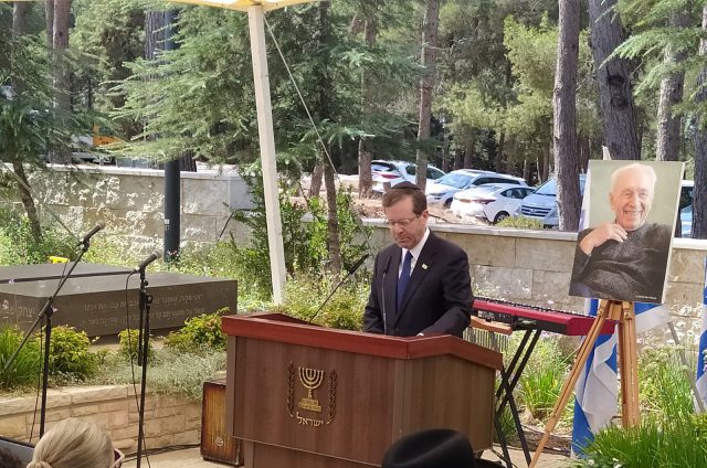 הרצוג באזכרתו של פרס: "הזמן לגלות אחריות"