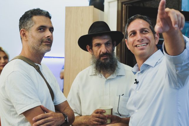 השחקן דן שפירא הגיע לשמוע את המועמד הסרוג בת"א