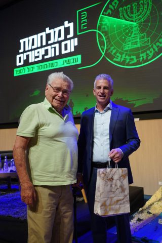 ראש המוסד, ברנע ושמוליק גורן, שכיהן כראש המוקד באגף הצומת במלחמה (ללא קרדיט)