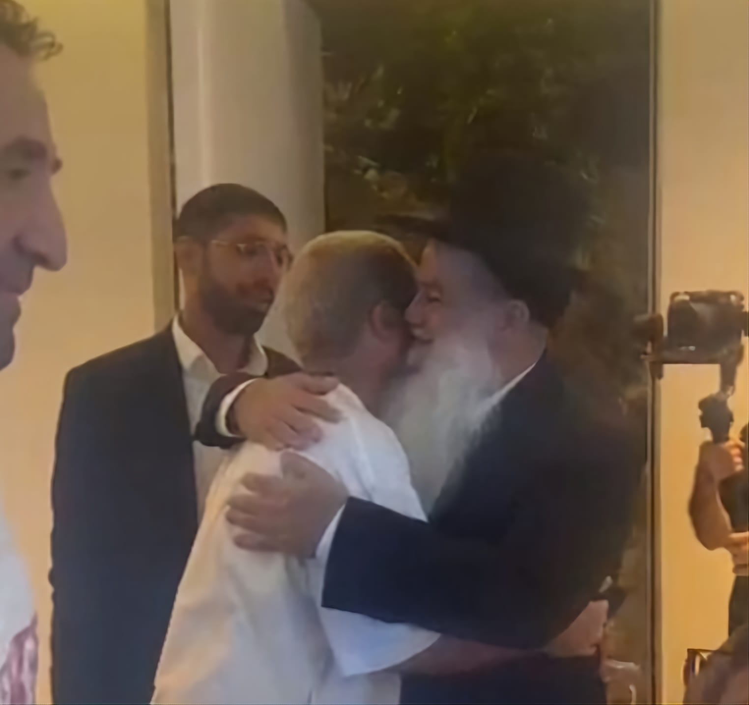 עומר אדם כותב אות ב'ספר התורה של עם ישראל'