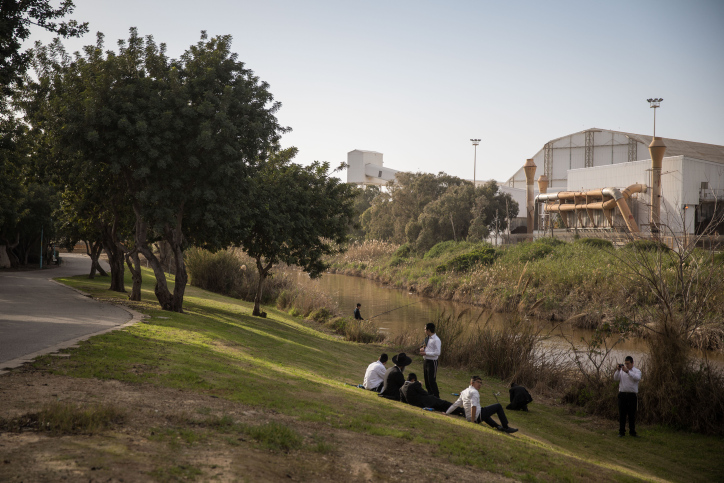 אישה נמצאה מחוסרת הכרה בגינה ציבורית, מצבה אנוש