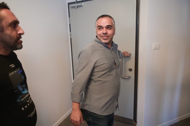 יגאל מלכה בכניסה לדיון