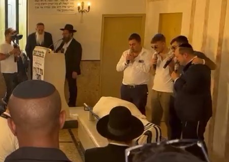מרגש | בניו של דדי גראוכר שרים בדמעות את שיריו.צפו