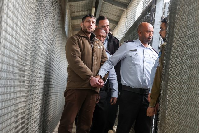 אסיר פלסטיני מובא למעצר (צילום ארכיון: פלאש 90)