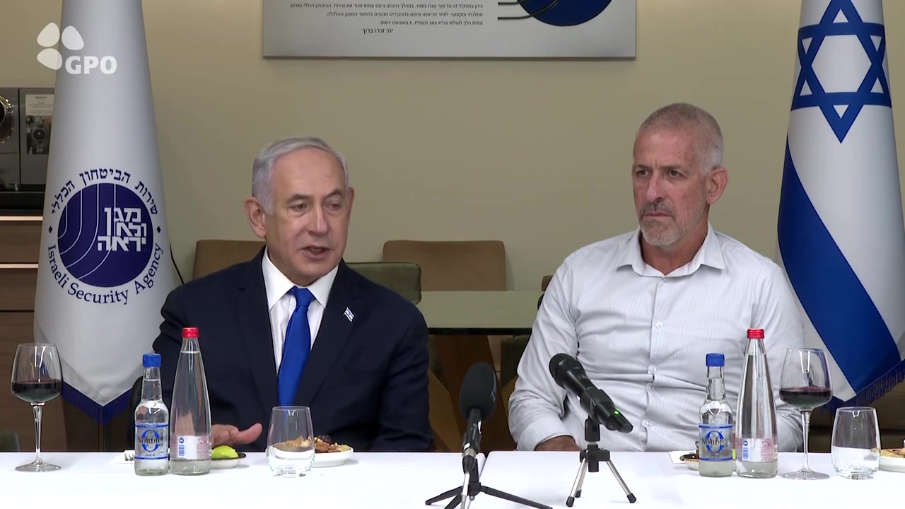 ראש הממשלה בנימין נתניהו בהרמת כוסית לרגל ראש השנה במטה שירות הביטחון הכללי