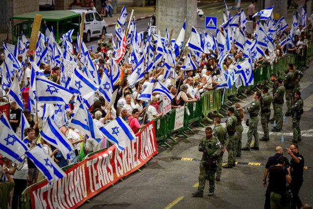 מפגינים נגד נתניהו בנתב"ג
