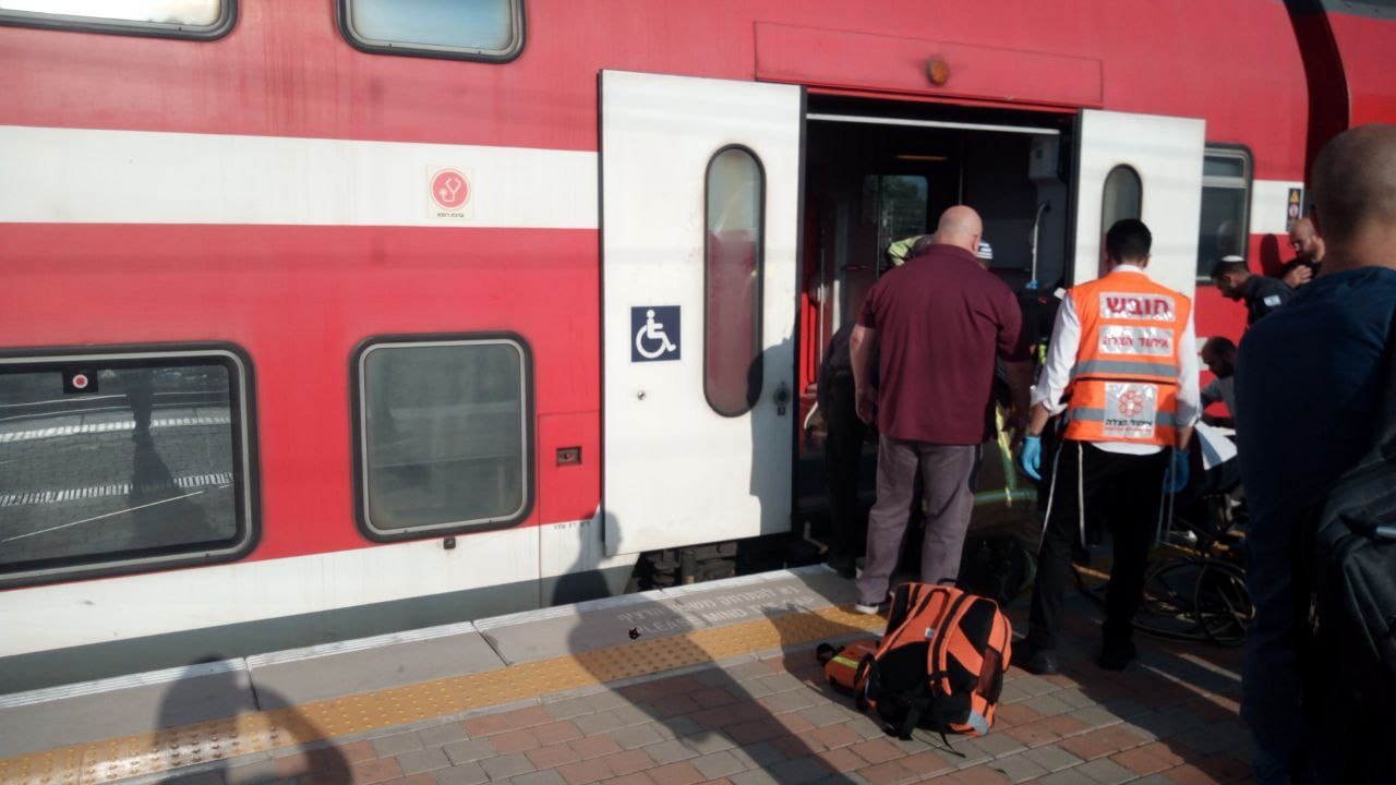 אסון בנתניה: צעירה נהרגה מפגיעה מרכבת