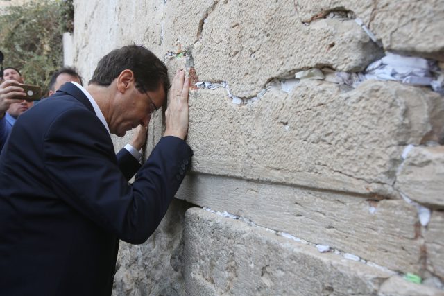 הרצוג בכותל (צילום ארכיון: יונתן זינדל/פלאש 90)