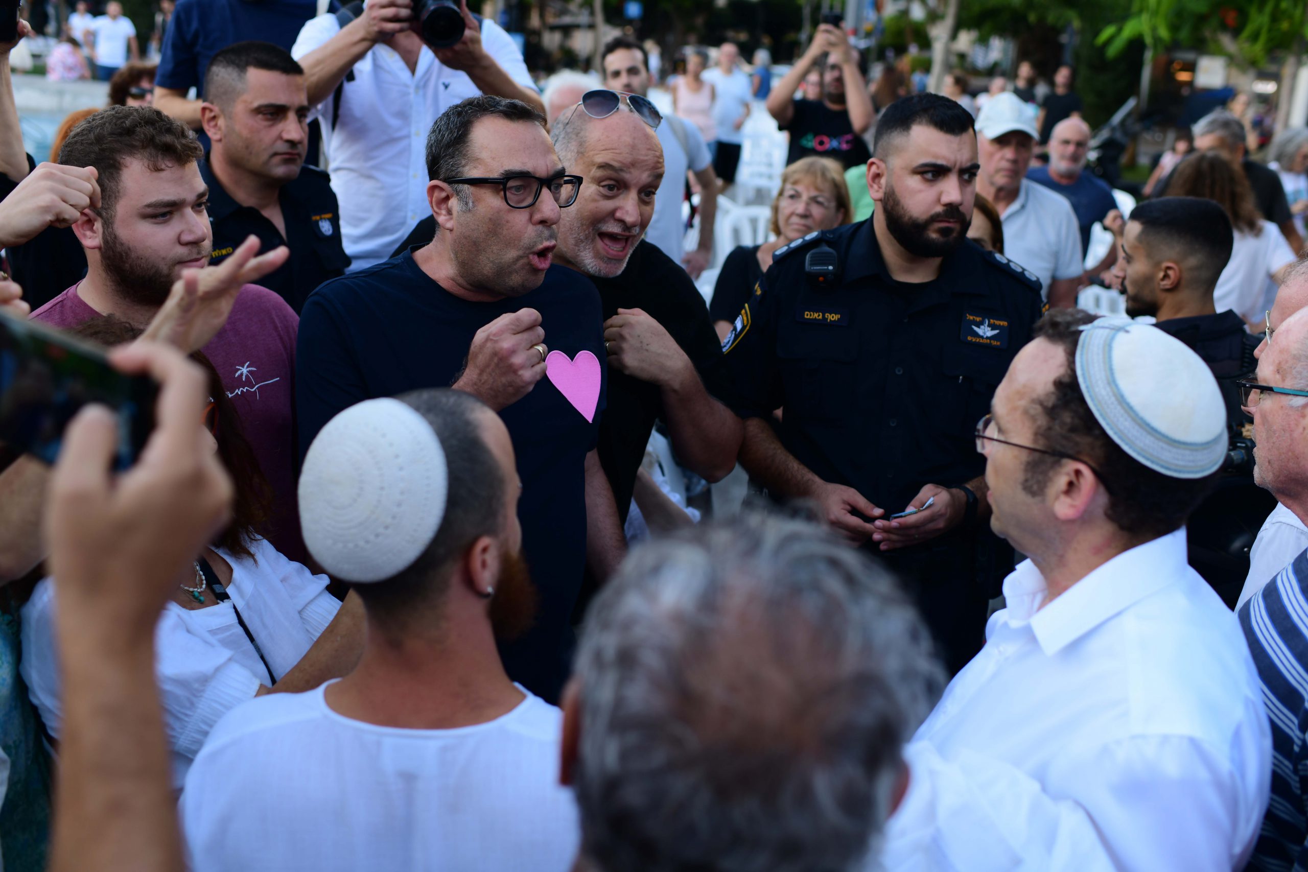 אנשי המחאה מסמנים את היעד הבא: דוכני חב"ד