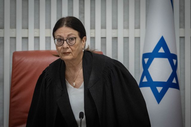 הנשיאה חיות במהלך הדיון