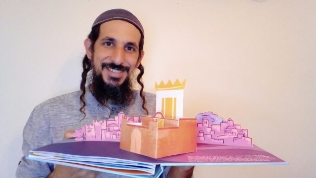 (יצחק אברהמי עם יצירותיו, צילום עצמי)