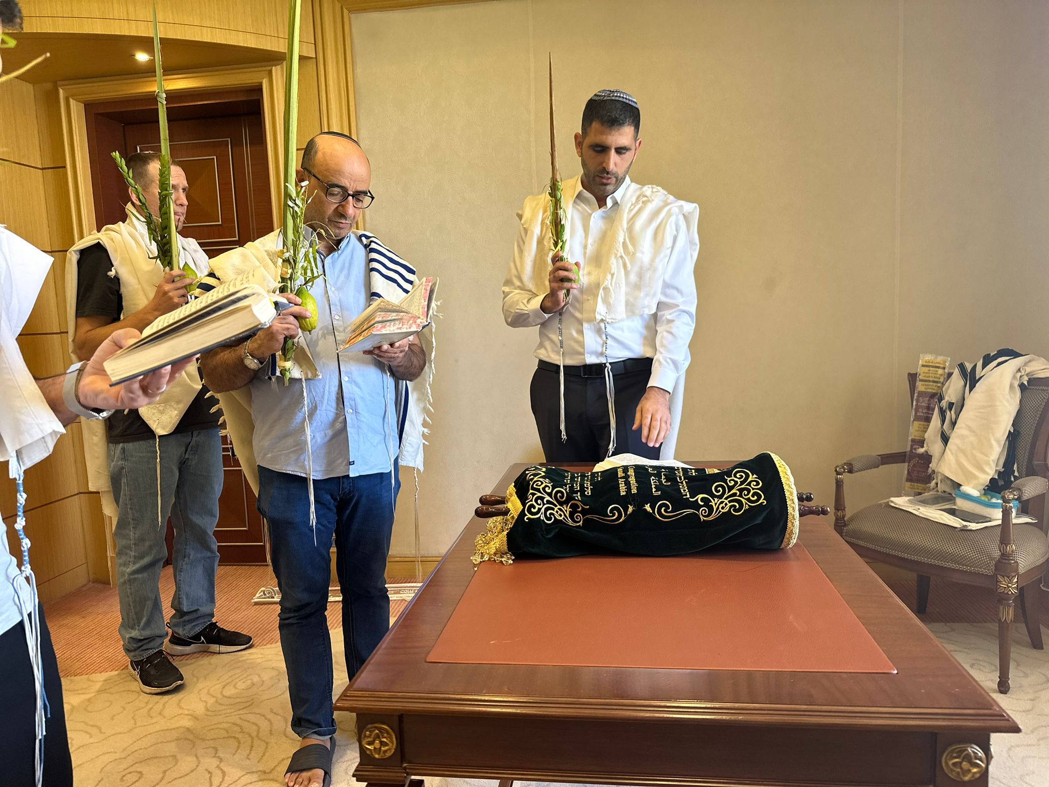 בתפילה ולולב: השר קרעי והמשלחת בסעודיה