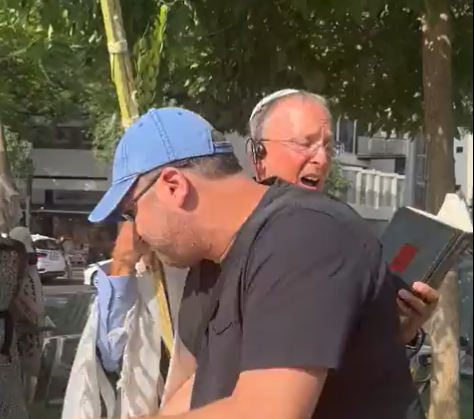 תיעוד: הרב ליאו די הותקף באלימות באמצע תפילה