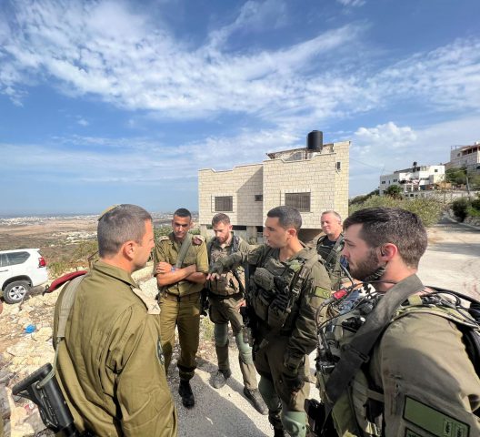 מפקד אוגדת יו"ש תת אלוף אבי בלוט בסמוך לטול כרם