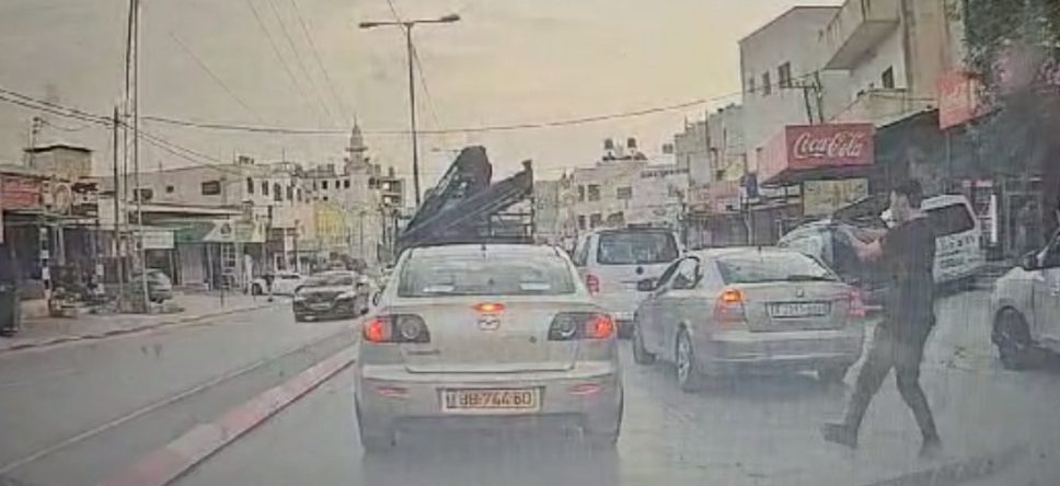 תיעוד הנס בחווארה: המחבל יורה מקרוב לעבר הרכב. צפו