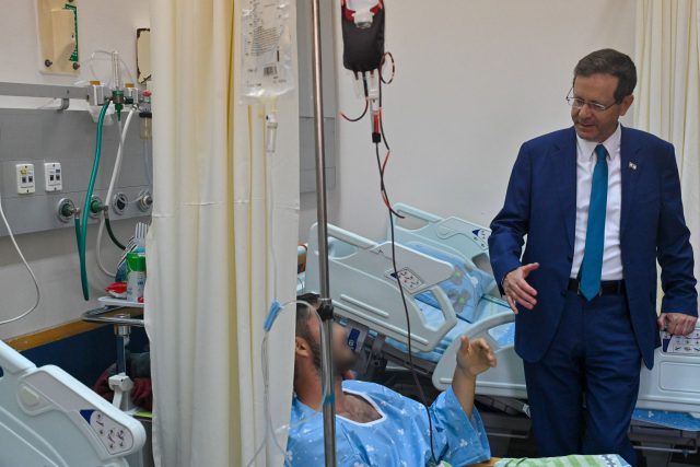 הרצוג ביקר את הפצועים: העם שלנו יילחם עד הניצחון