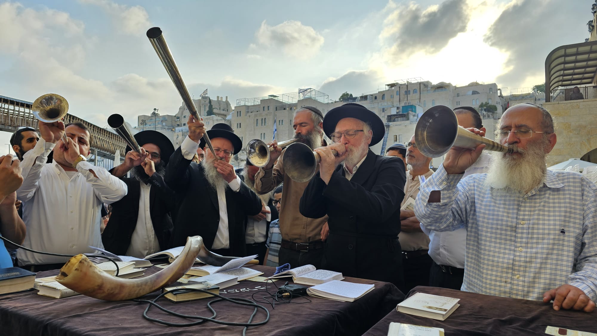 שידור חי: תפילת רבים וזעקה בהשתתפות רבנים