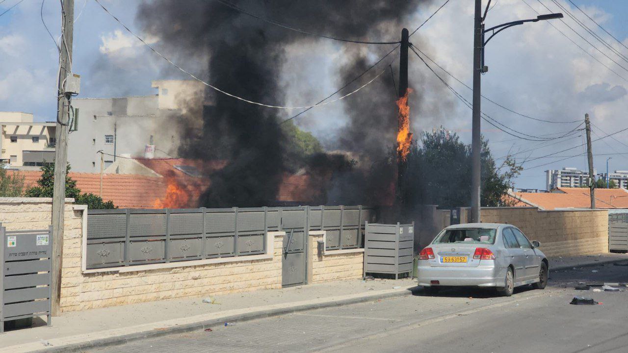 פגיעה ישירה בבית בשדרות: שריפה התלקחה בזירה