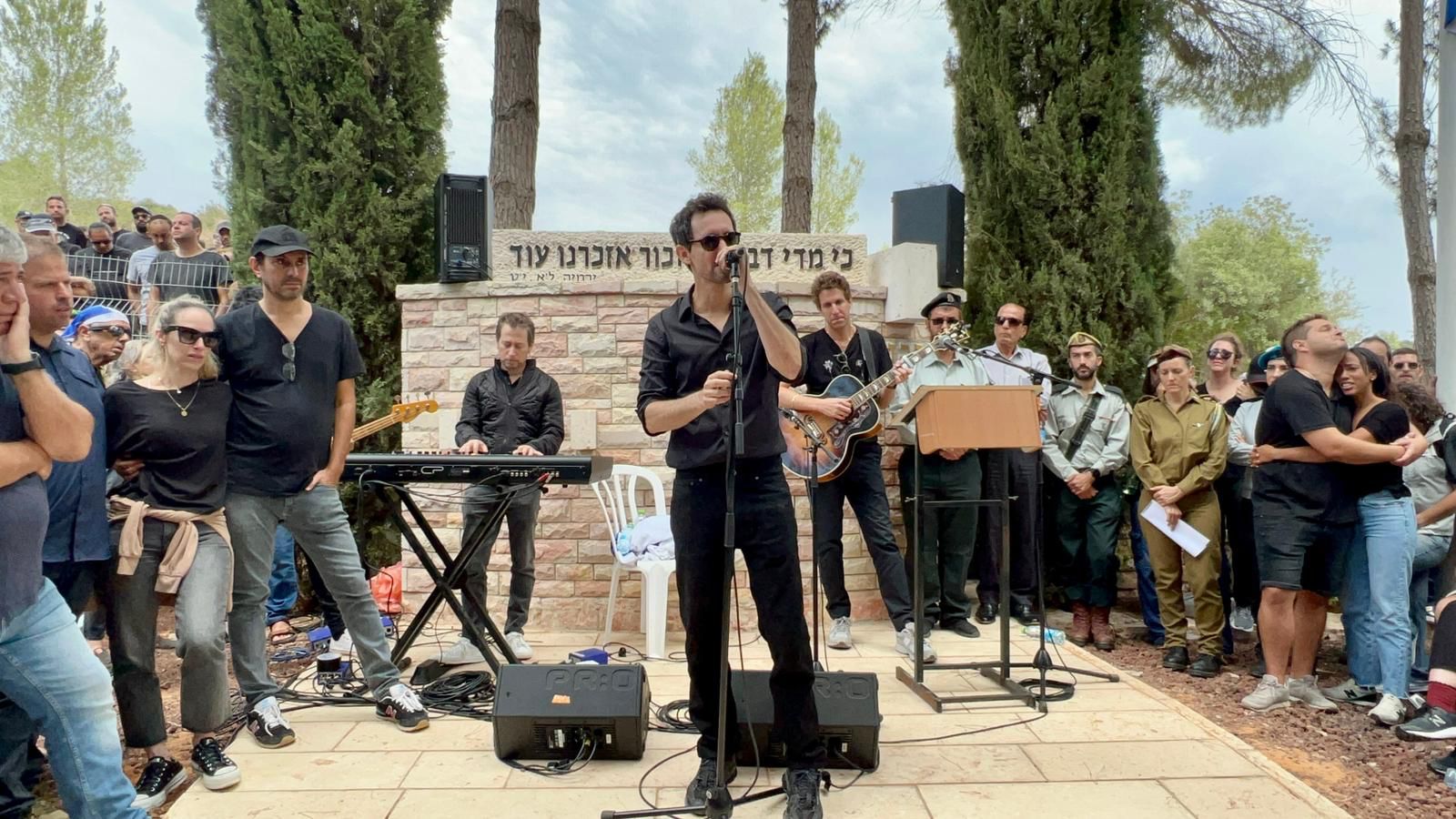 צפו: חנן בן ארי ועברי לידר בהלווית מנהל הבמה שנרצח