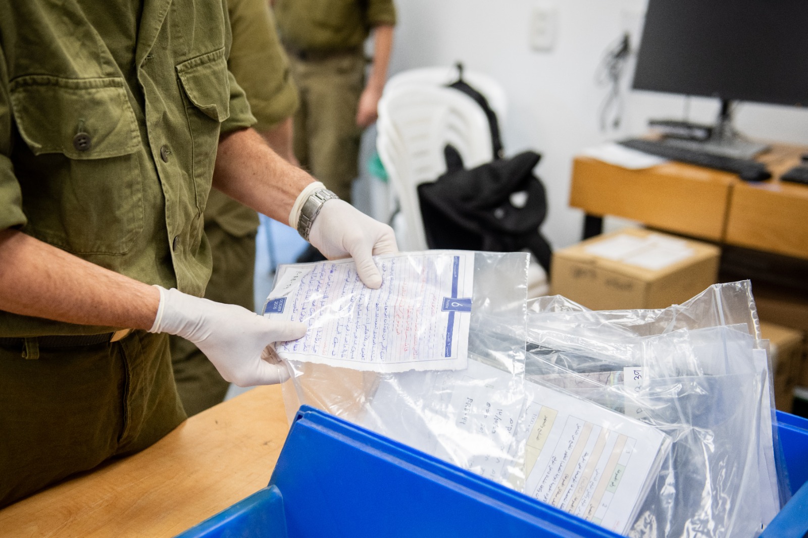 צה"ל חושף עשרות כלי נשק וחוברות הדרכה של חמאס