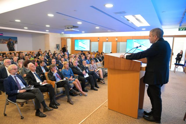 הירש לשגרירים: תדרשו שהממשלות יהיו לצד ישראל