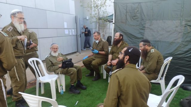 הרב אבינר בביקורו (ללא קרדיט)