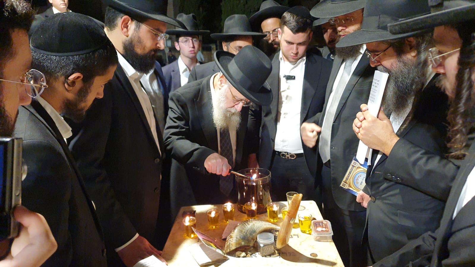 עם אור ראשון: הראשון לציון עלה לקבר הרב עובדיה יוסף