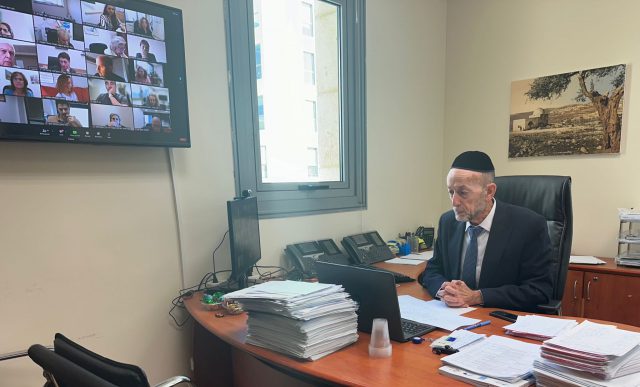 ניצול שואה נרצח ו-580 ניצולים פונו מבתיהם