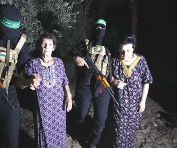 קופר וליפשיץ בדרכן לאמבולנס