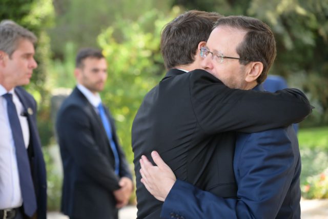 חיבוק חם, הרצוג ומקרון