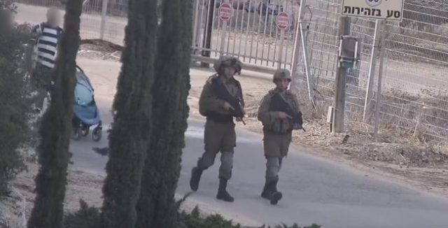 חיילים מחלצים את תושבי בארי