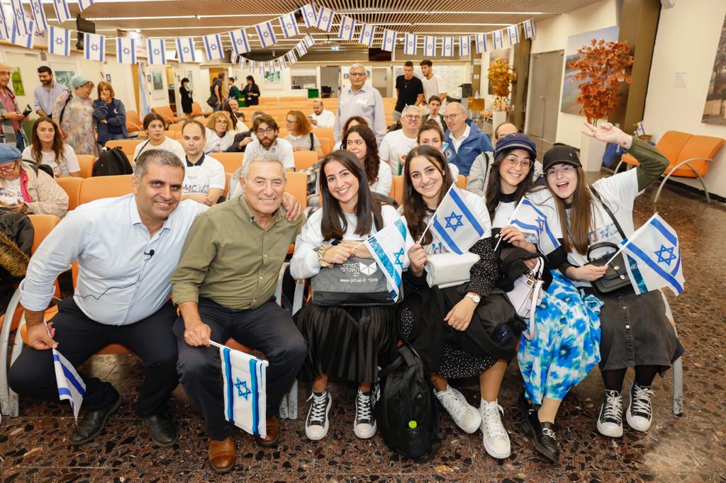 דווקא עכשיו: 26 עולים מצרפת נחתו בישראל