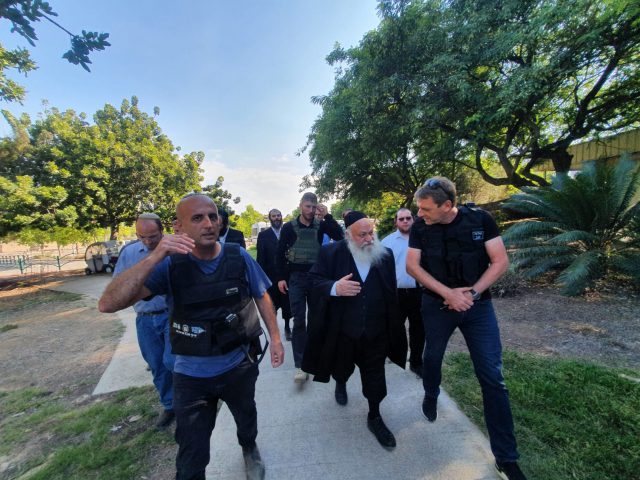השר גולדקנופף בביקור ביישובי העוטף (ללא קרדיט)
