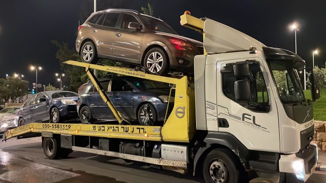 הרכבים שנמצאו בבתי האסירים