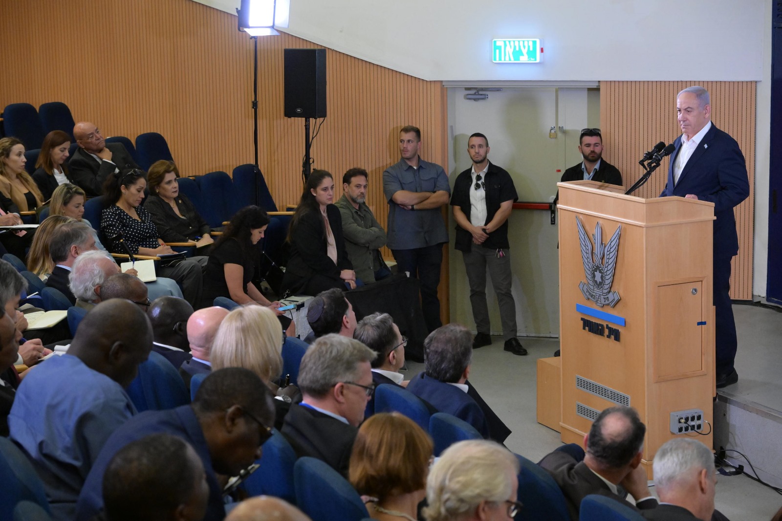נתניהו לשגרירים הזרים: "קרב בין אנושיות לברברים"
