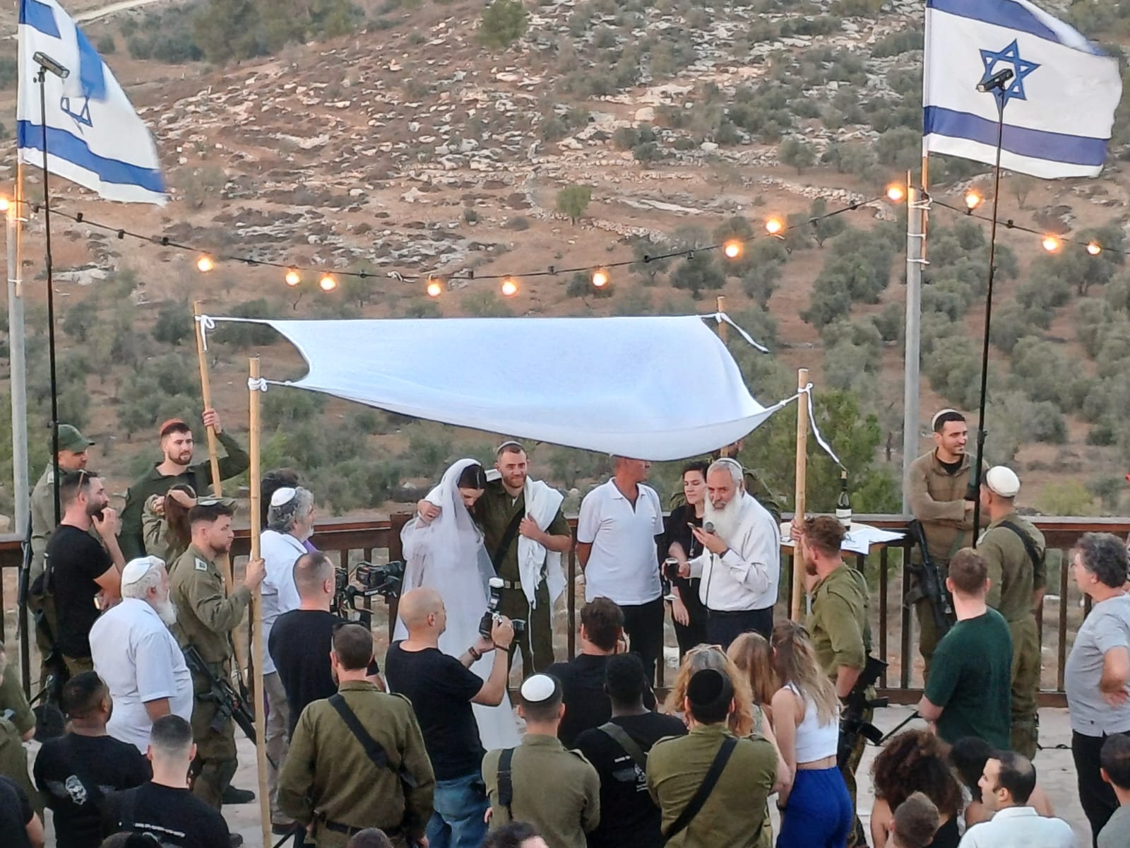 צפו: בצל השכול והאבידות; חתונה נערכה ביישוב הסרוג