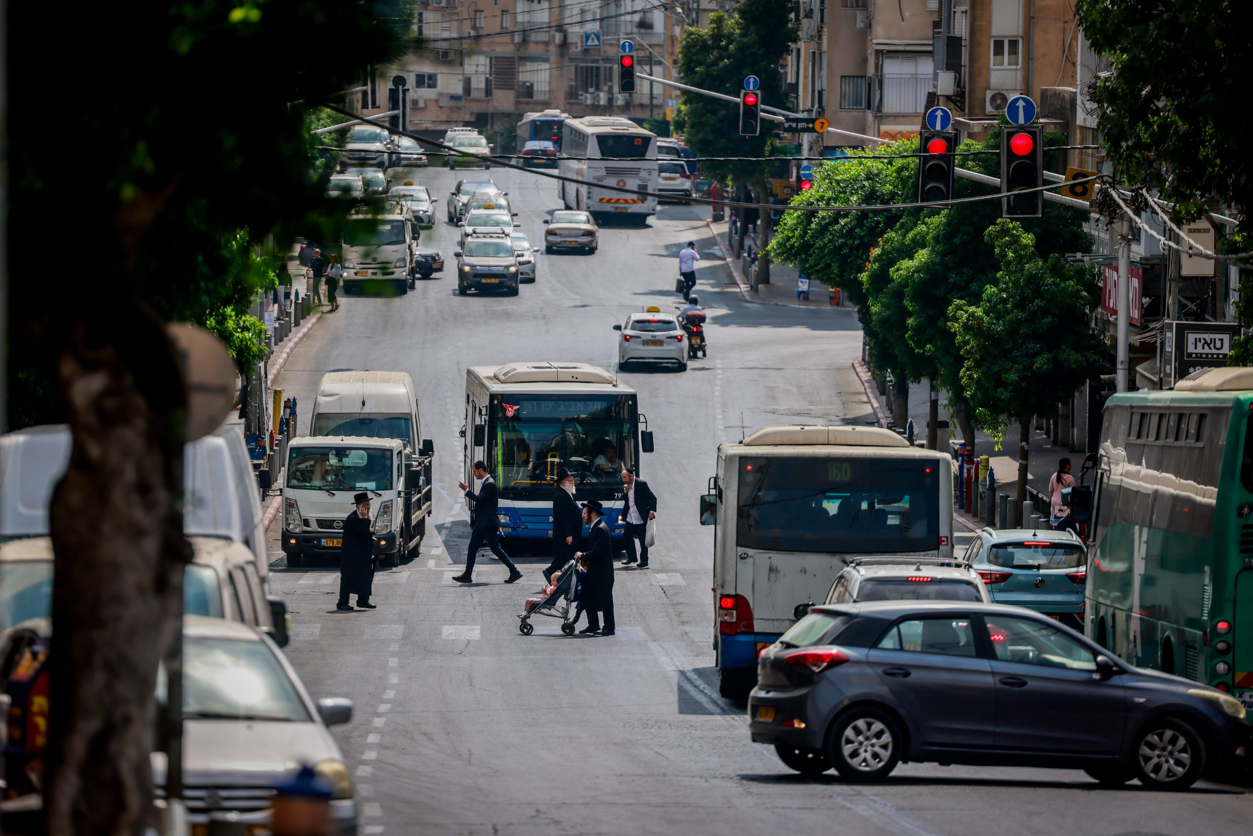 בבני ברק מתנערים מחרדי שהשחית שלט על החטופים