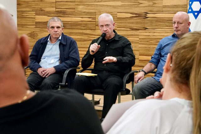 השר גלנט יחד עם גל הירש
